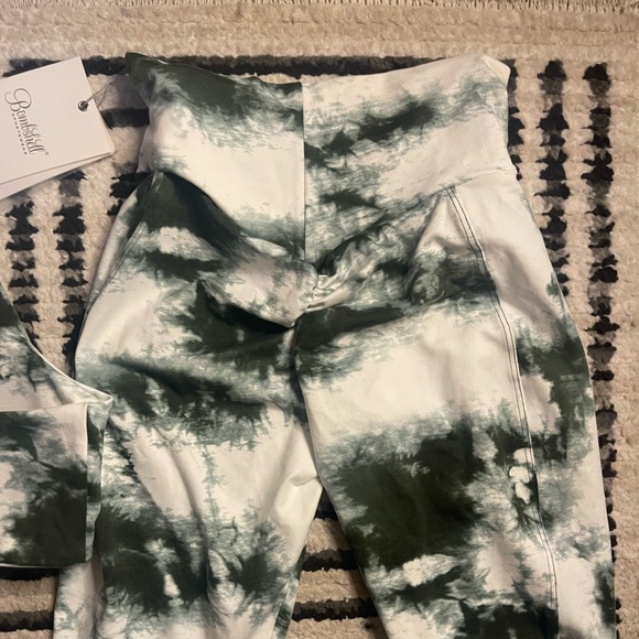 Top notch bra (XL) & peach booty leggings (M) in green/white tie die - Picture 6 of 9